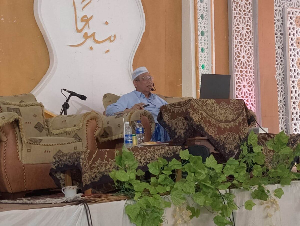 KH Ulil Albab Arwani, pengasuh PP Yanbu'ul Qur'an Kudus saat mengisi pelatihan metode baca Al Qur'an Yanbu'a di PP Durrotu Aswaja. Minggu (24/11)