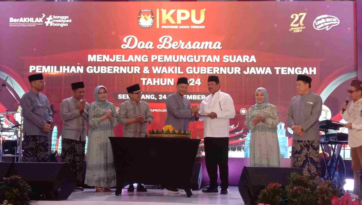 Pemotongan tumpeng dalam acara Doa Bersama KPU Jawa Tengah