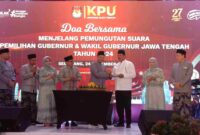 Pemotongan tumpeng dalam acara Doa Bersama KPU Jawa Tengah