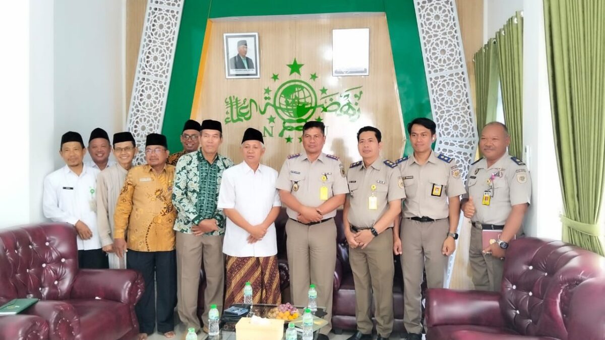 Kepala BPN Kendal Agung Taufik Hidayat dan jajarannya bersama Ketua Tanfidziyah PCNU Kendal KH Mukh Mustamsikin dan Ketua LWPNU Kendal H Abdul Rozak