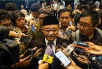 Menteri Pendidikan Dasar dan Menengah (Mendikdasmen) Abdul Mu'ti saat wawancara dengan wartawan/ foto: pinterest