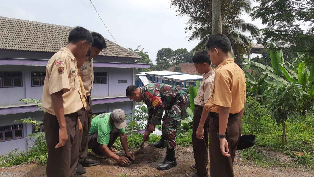 Anggota Koramil 07/Sukorejo bersama santri lakukan penanaman bibit pohon sukun di lingkungan pondok pesantren Darul Amanah Sukorejo Kendal