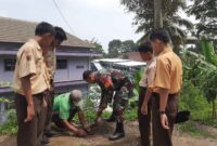 Anggota Koramil 07/Sukorejo bersama santri lakukan penanaman bibit pohon sukun di lingkungan pondok pesantren Darul Amanah Sukorejo Kendal