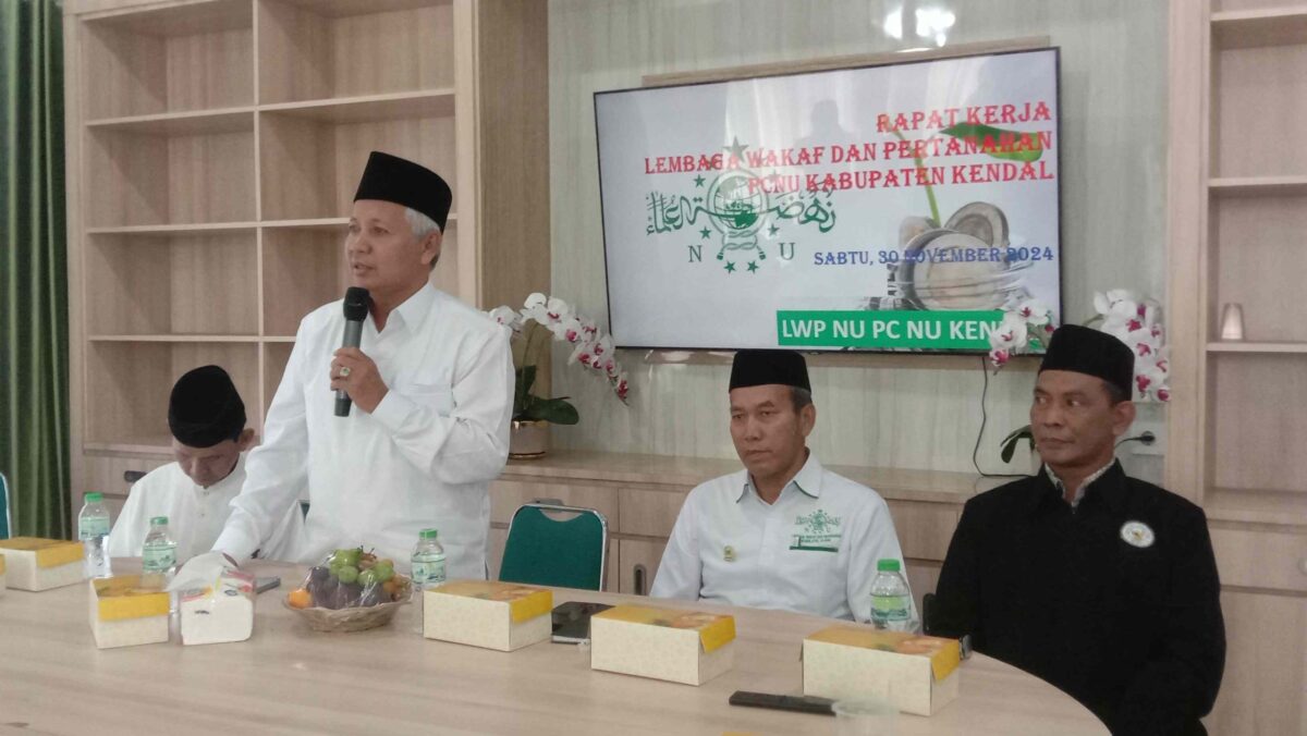 Ketua Tanfidziyah PCNU Kendal KH Mukh Mustamsikin saat membuka Raker LWP NU Kendal. Sabtu, 30/11/2024