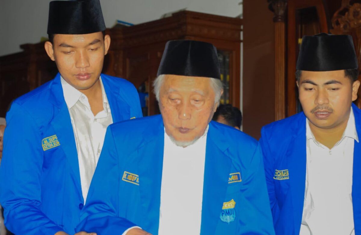 KH Munsif Nachrawi (ditengah) saat menghadiri acara PC PMII Pamekasan