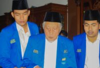 KH Munsif Nachrawi (ditengah) saat menghadiri acara PC PMII Pamekasan