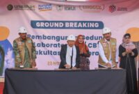 Prof KH Ma'ruf Amin, Nana Sudjana dan Prof KH Noor Achmad saat meresmikan ground breaking laboratorium CBT Fakultas Kedokteran Unwahas