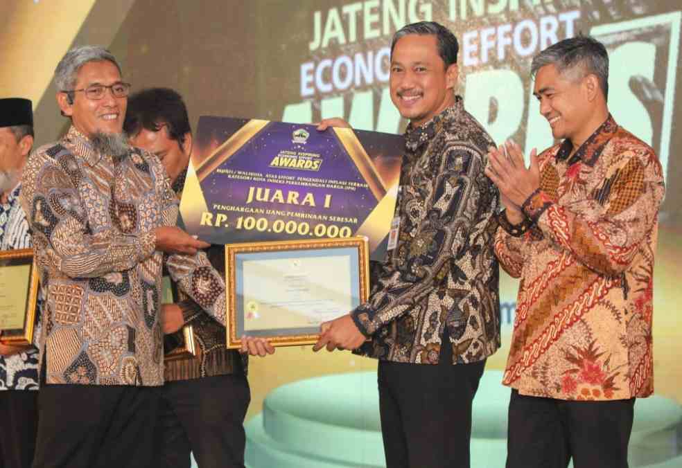 Berhasil Kendalikan Inflasi Daerah, Sekda Jateng Beri Apresiasi Lewat Gelaran Inspiring Economic Effort Awards 2024