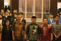 Sesi foto bersama di sela-sela acara Group Discussion Competition di Quest Hotel Simpang Lima, Plampitan, Semarang, Selasa (12/11/2024) 