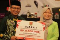 Mewakili BEM FISIP UIN Walisongo Semarang, Neneng Khaerunisa pose bersama Ketua Badan Kesbangpol Kota Semarang, Joko Hartono, M.Si di Quest Hotel, Plampitan, Semarang, Selasa (12/11/2024) 
