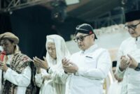 Gus Nung (mengenakan blangkon) saat kegiatan religi di Jepara/ foto: dok.istimewa