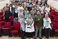 Sesi foto bersama dalam Visiting Lecturer bertemakan “Dinamika Proses Penyusunan APBDesa", di Ruang Teater Lt. 3 Gedung Soshum, Kampus 3 UIN Walisongo Semarang, Selasa (19/11/2024). 
