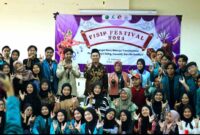 Foto bersama Wakil Dekan FISIP, Anna Yulia Hartati, S.IP., MA, Juri Sugiarto Pramono, Ph.D, panitia dan peserta Debat Competition, Sabtu (23/11/2024) 
