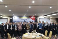 Sesi foto bersama usai pelantikan Asosiasi Ilmu Politik Indonesia (AIPI) Cabang Semarang di Grasia Hotel, Sabtu (23/11) 
