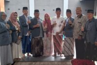 Pengurus KBIHU NU Makkah Madinah bersama H Benny Karnadi dan istri Hj Niken Larasati. Dok: istimewa