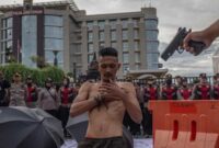 Aksi treatikal yang dilakukan oleh pengunjuk rasa yang tergabung dalam Aliansi Masyarakat Sipil/ foto: Antara
