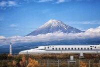 Kereta peluru Shinkansen dengan panorama Jepang yang memukau/ pict: pinterest
