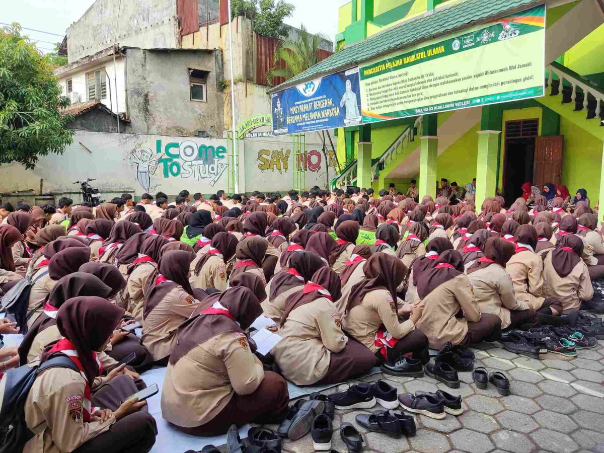 Pelajar SMA NU 03 Muallimin Weleri saat kegiatan Istighosah dan Tahlil. Jum'at (22/11/2024)