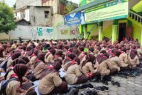 Pelajar SMA NU 03 Muallimin Weleri saat kegiatan Istighosah dan Tahlil. Jum'at (22/11/2024)