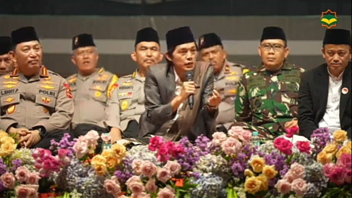 Gus Iqdam saat memberikan tausyiah di Simpang Lima Semarang
