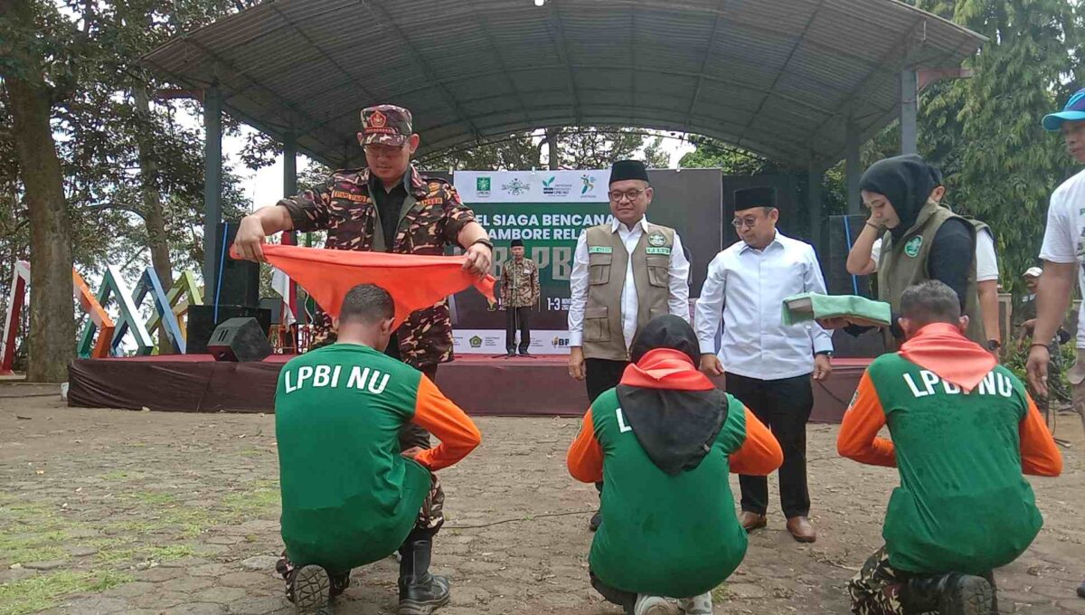 Penyematan tanda peserta Kasatkornas Banser Gus Syafiq Syauqi