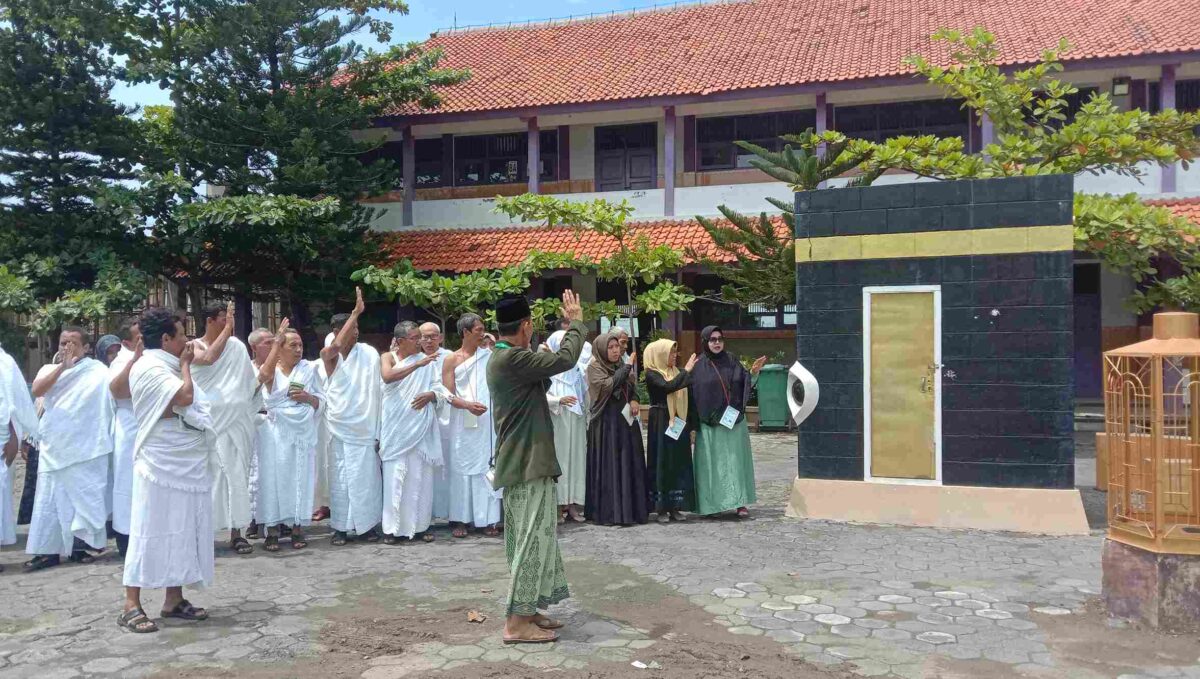 Calon jamaah haji KBIHU NU Makkah Madinah saat lakukan manasik haji di MTs N 2 Kendal