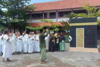 Calon jamaah haji KBIHU NU Makkah Madinah saat lakukan manasik haji di MTs N 2 Kendal