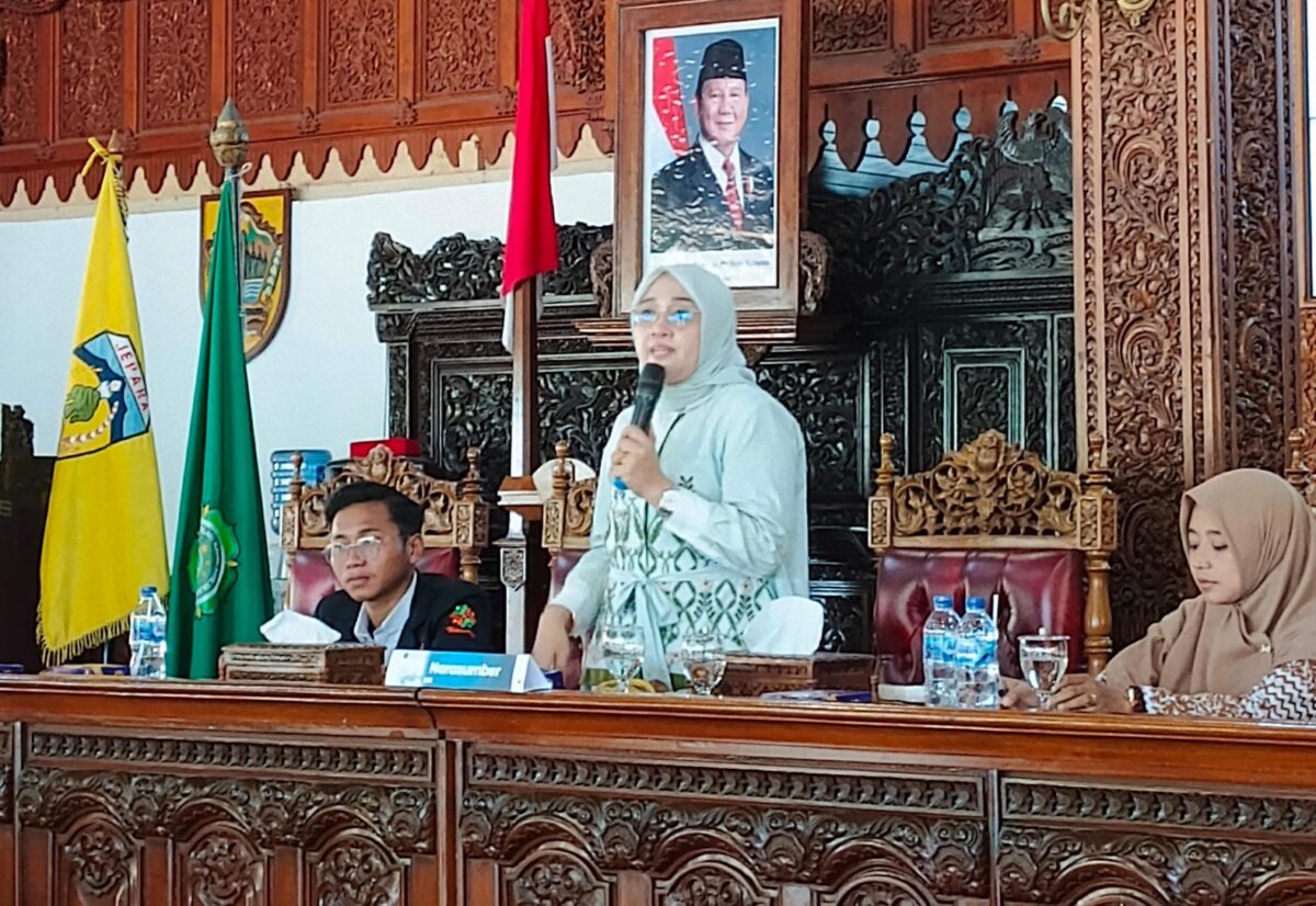 Hindun Anisah DPR RI dalam acara seminar HAKTP di pendopo kabupaten (Helmi)