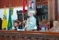 Hindun Anisah DPR RI dalam acara seminar HAKTP di pendopo kabupaten (Helmi)