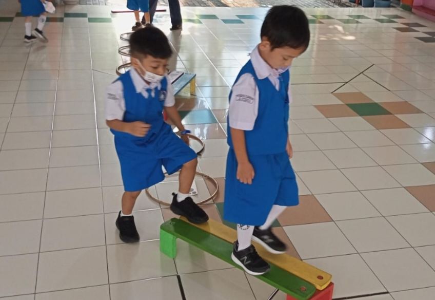 Lewat Program ‘Jejak Langkahku’, TK A Santo Carolus Latih Fokus, Literasi Anak dan Motorik Kasar