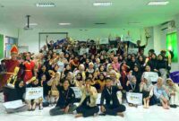 Foto bersama usai perform Inagurasi dan Gelar Budaya Nusantara sebagai puncak perayaan Festival FISIP 2024 Universitas Wahid Hasyim Semarang
