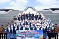 Sesi foto bersama saat Outing Class 'Study Parlemen' MA Silahul Ulum ke Gedung DPR RI di Senayan, Jakarta, Rabu (4/12/2024)
