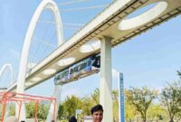 Mahasiswa S-3 alumni Huazhong University of Science and Technology, Wuhan China, Ali Fathoni, dengan latar belakang kereta api gantung (suspended monorail) pertama di Wuhan