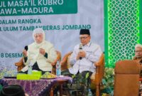 KH. Anwar Mansur bersama KH. Achmad Hasan Hasibuan dalam doa pembukaan FMPP ke-42