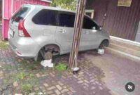 Foto mobil korban maling ban di Semarang/ sumber: Instagram @infokejadian_semarang