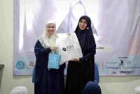 Pemberian kenang-kenangan dari Panitia kepada Narasumber di acara Depth Therapy/ dok istimewa