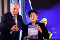 Wanita Indonesia Connie Rahakundini Bakrie saat menerima penghargaan 'Golden Lion' dari Pemerintah Rusia
