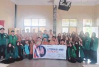 Sesi foto bersama mahasiswa PGMI UMRI usai sosialisasi anti-korupsi di MA Plus Keterampilan Khasanah, Kecamatan Marpoyan Damai, Kota Pekanbaru/ dok istimewa