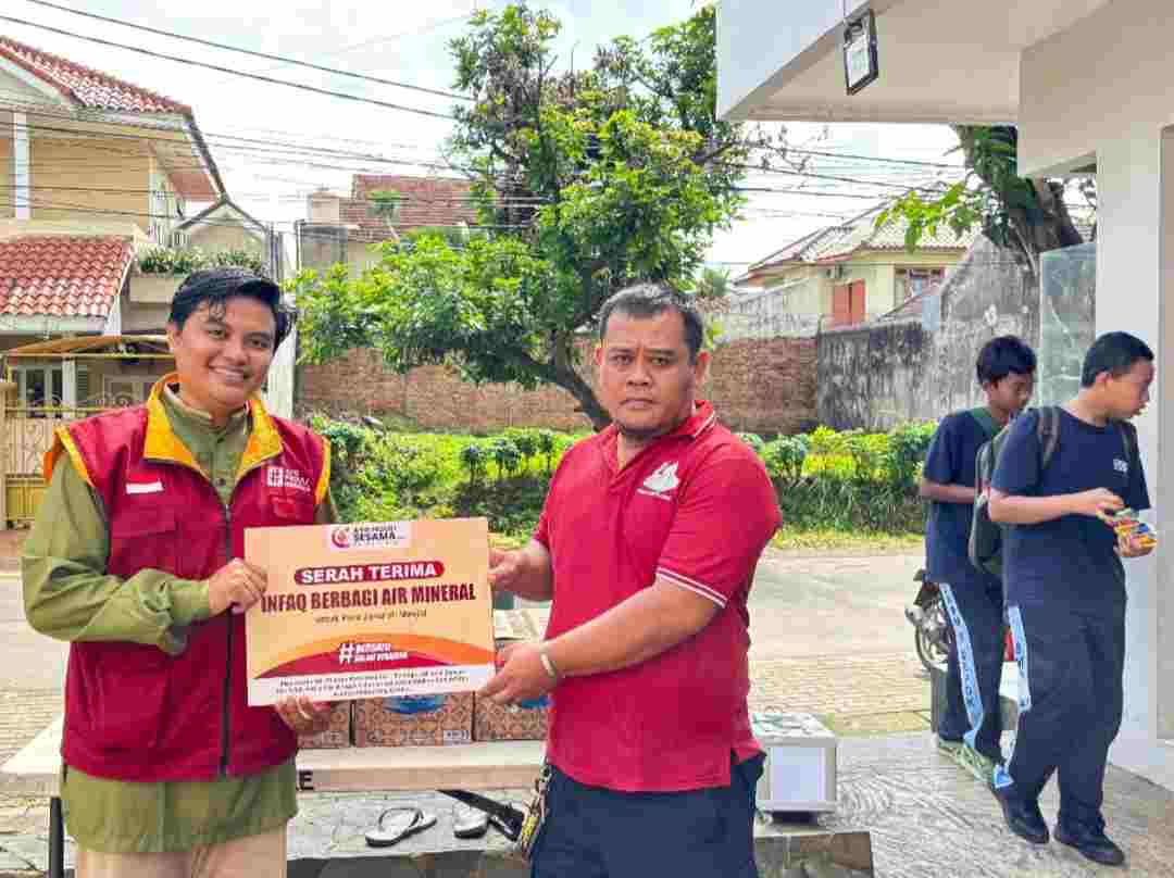 Program ‘Berbagi Air Mineral’ Gerakan Ayo Peduli Sesama Menyasar di Masjid, Subhanallah!