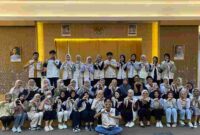 Sesi foto bersama dalam kegiatan Pelatihan Penyuluhan Kedaruratan Bencana, di aula Fakultas Kesehatan Masyarakat Universitas Muhammadiyah Jakarta, Sabtu, 21 Desember 2024.
