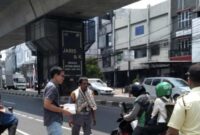 Kegiatan berbagi makan siang gratis bagi masyarakat sekitar pada program bulanan BRI KC Fatmawati Jakarta Selatan