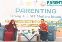 Narasumber Dewi Yulia M.Psi dalam seminar parenting Sekolah Islam Terpadu Mutiara Insani Batam di Gedung Aziziah Asrama Haji, Batam Centre, Sabtu (14/12/2024)