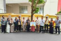Foto bersama usai penyerahan wakaf secara simbolik/ dok istimewa