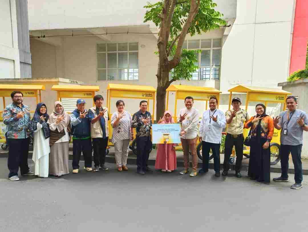 Inovasi Wakaf Uang, Lembaga Wakaf Warrior Salurkan Gerobak Usaha untuk Pelaku UMKM