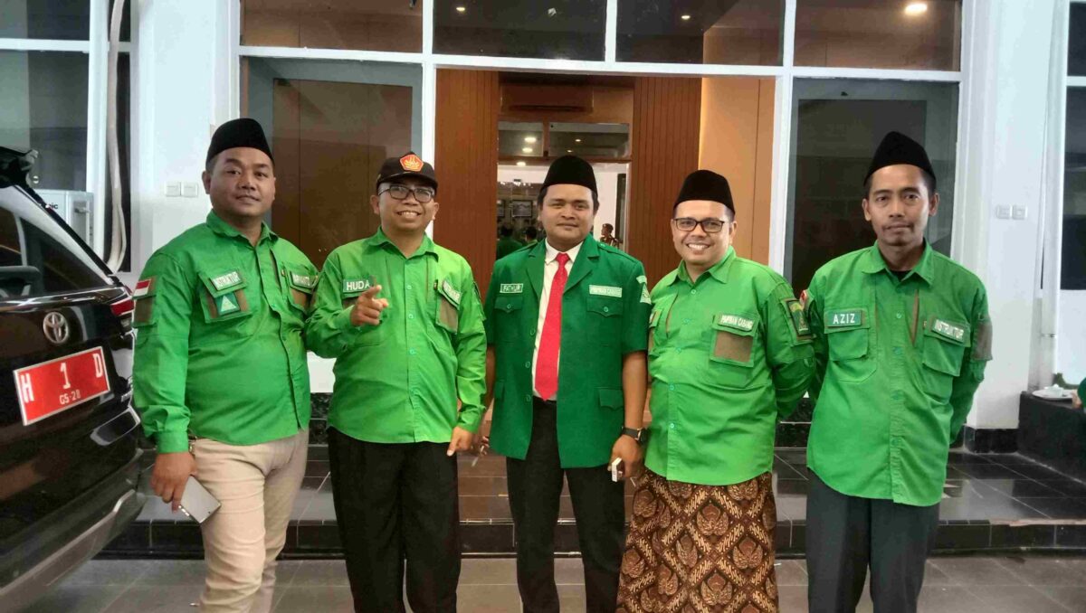 Fathur Rahman bersama Tim Instruktur Ansor Kendal, saat hadiri acara pelantikan PC GP Ansor Kendal. Minggu, 12/1/2025