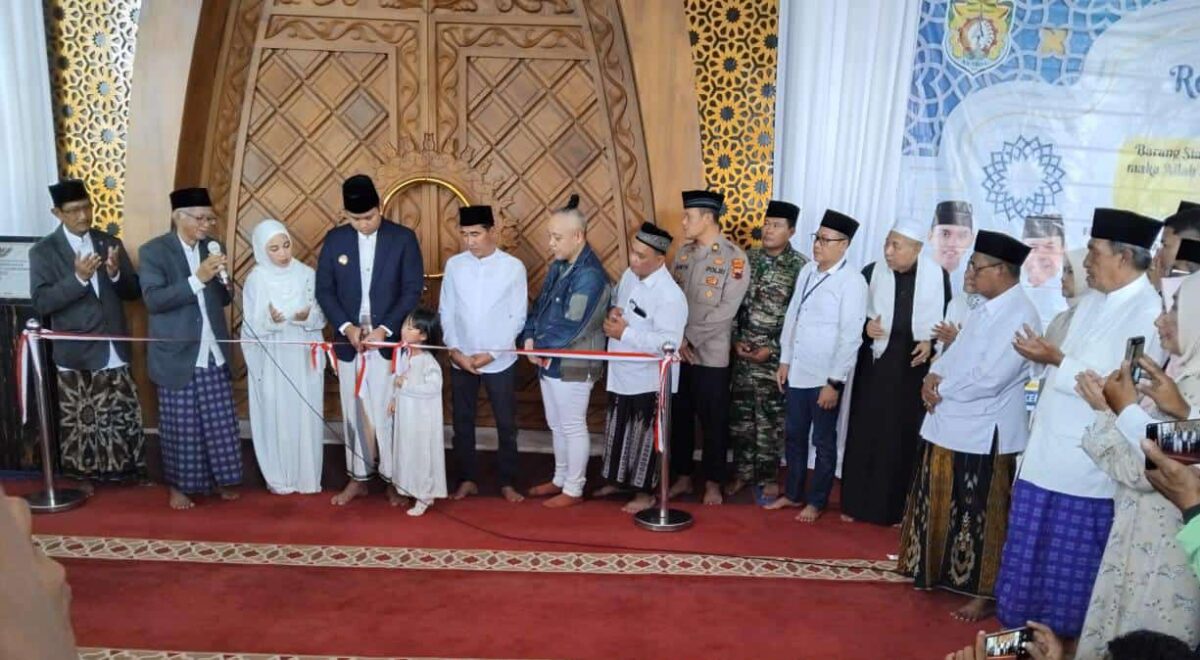 Pemotongan pita ruang utama Masjid Agung Kendal oleh Bupati Kendal Dico M Ganinduto