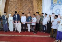 Pemotongan pita ruang utama Masjid Agung Kendal oleh Bupati Kendal Dico M Ganinduto