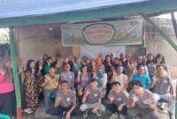POV: pose bersama mahasiswa Kuliah Kerja Nyata Tematik (KKNT) Mandiri Universitas Kristen Maranatha Bandung di Desa Jatiendah, Kecamatan Cilengkrang, Ujungberung, Kabupaten Bandung
