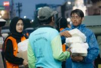 POV: Relawan Program Nasi Gratis Jogja saat membagikan makan bergizi gratis kepada sesama/ foto: Shakila