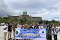Foto bersama di depan kompleks perkantoran Perdana Menteri Malaysia, di bukit utama di Putrajaya, Malaysia, Senin (13/1/2025). 
